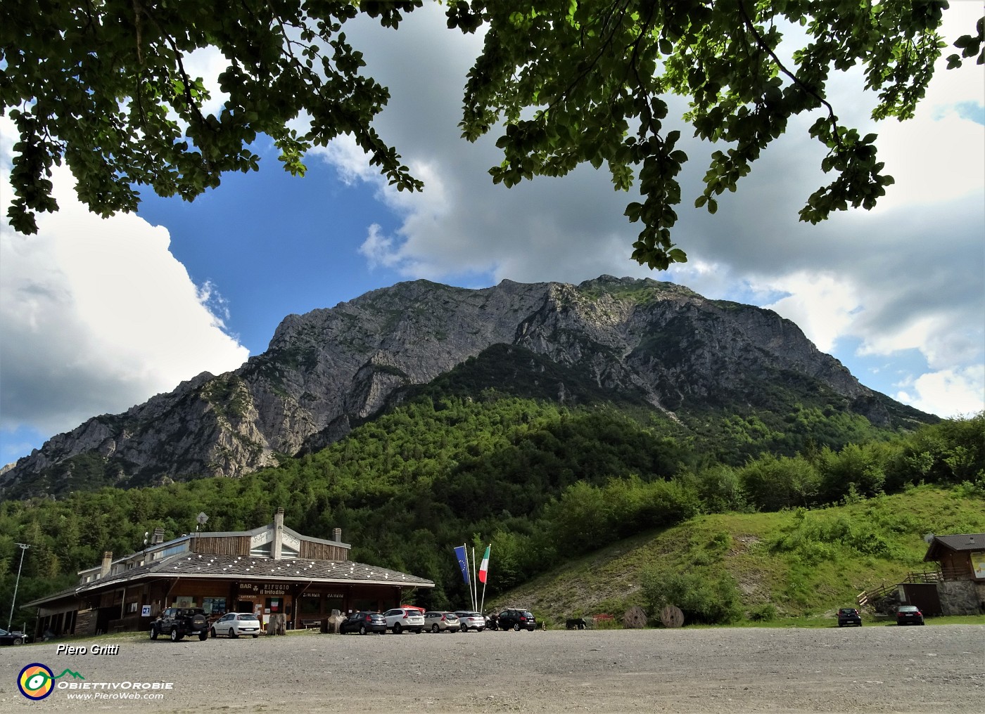 95 Corna Grande (2089 m) versante sud, vista da Ceresola-Rif. Trifoglio (1330 m) ...son salito dal versante nord .JPG